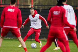 Vaclav Cerny begint aan een dribbel op de training