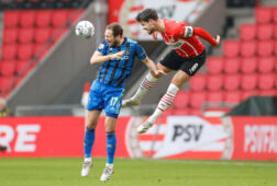 Marco van Ginkel in duel met Daley Blind