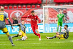 Ricky van Wolfswinkel en Jens Toornstra in duel