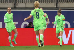 Vf L Wolfsburg juicht na een goal tegen Chelsea