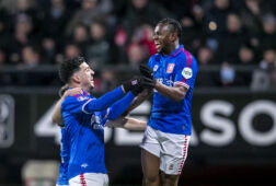 Virgil Misidjan juicht na een doelpunt