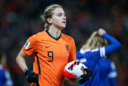 Vivianne Miedema in het duel met Cyprus