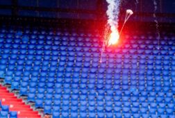 Een deel van de supporters verzamelden zich rondom de Kuip met vuurwerk