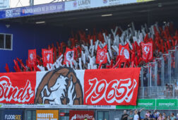 Sfeeractie FC Twente-fans in het uitvak bij PEC Zwolle