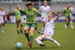 Wielle Douma van ADO in duel met Telstar speelster Chelly Drost