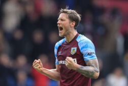 Wout Weghorst juicht na een doelpunt bij Burnley