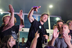 Wout Weghorst op het vliegveld in Istanbul