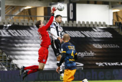 Xavier Mous maakt redding tijdens Heracles Almelo - SC Heerenveen
