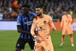 Yannick Carrasco in duel met Abakar Sylla