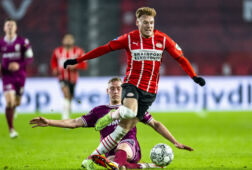 Yorbe Vertessen wordt getackled door Joris Kramer