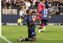 Youssef El Kachati bidt voor het duel met Willem II