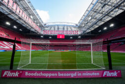 De Johan Cruijff Arena met het dak open