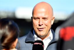 Arne Slot bij de camera van ESPN
