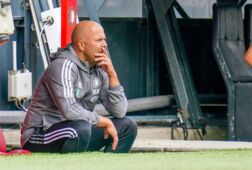 Arne Slot bekijkt de wedstrijd in z'n dug-out