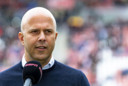 Arne Slot voor de camera van ESPN