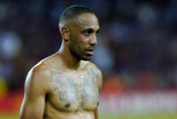 Pierre-Emerick Aubameyang met ontbloot bovenlijf in Barcelona