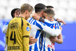 Vreugde bij SC Heerenveen na de 2-1 van Nick Bakker