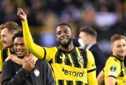 Riechedly Bazoer viert een zege van Vitesse