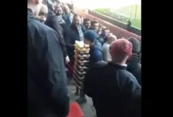 FC Twente-fan sjouwt 64 biertjes mee