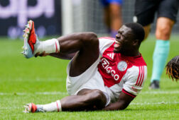 Brian Brobbey raakte (licht) geblesseerd tegen AS Monaco
