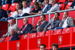 Jan-Willem Brüggenwirth op de tribune bij FC Twente