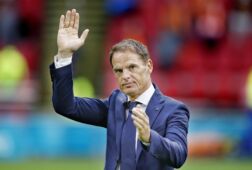 Frank de Boer zwaait naar de Oranje-supporters