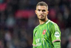 Jeffrey de Lange kreeg in de uitwedstrijd tegen PSV nog vijf goals om de oren