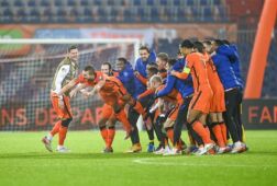 Het Nederlands elftal viert feest in een lege Kuip