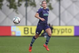Desiree van Lunteren in een uitduel met PSV bij Ajax