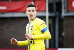 SC Cambuur-speler Nick Doodeman kijkt gefocust