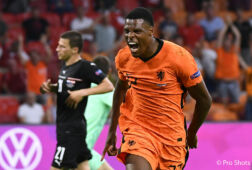 Denzel Dumfries juicht na zijn goal voor Oranje