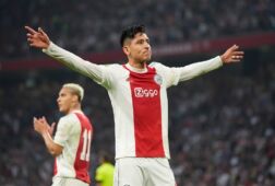 Edson Alvarez na een goal