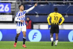 Milan van Ewijk wijst naar zijn familie na zijn eerste goal voor SC Heerenveen.