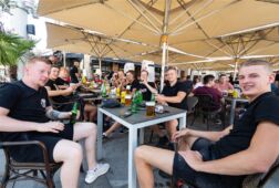 FC Twente-fans op het terras in Belgrado