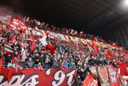 FC Twente-fans met vlaggen in Vak-P