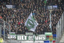 FC Groningen-fans in het uitvak van SC Heerenveen