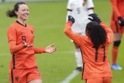 Fenna Kalma en Ashleigh Weerden in actie namens Jong OranjeLeeuwinnen