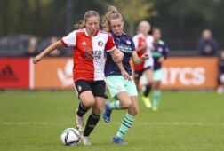 Romee van de Lavoir (Feyenoord) in duel met Janou Levels (PSV)