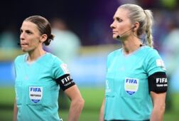 Stéphanie Frappart (links) tijdens het WK in Qatar