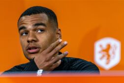 Cody Gakpo tijdens een persconferentie