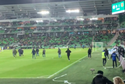 Supporters betreden het veld bij FC Groningen