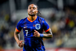 Sontje Hansen in het uitshirt van Jong Oranje