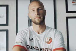 Mike van der Hoorn in het nieuwe thuisshirt van FC Utrecht