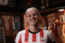 Gwyneth Hendriks in het nieuwe thuisshirt van PSV
