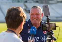 Ron Jans in Servië met RTV Oost-verslaggever Tijmen van Wissing