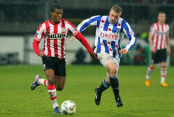 Georginio Wijnaldum in gevecht om de bal met Joey van den Berg