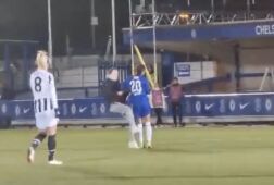 Samantha Kerr beukt een veldbestormer omver