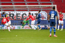 Mats Knoester maakt eigen doelpunt na kopbal Adrian Dalmau