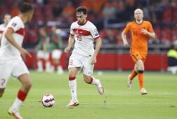 Orkun Kökcü in het shirt van Turkije tegen Nederland