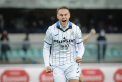 Teun Koopmeiners juicht na een treffer voor Atalanta Bergamo